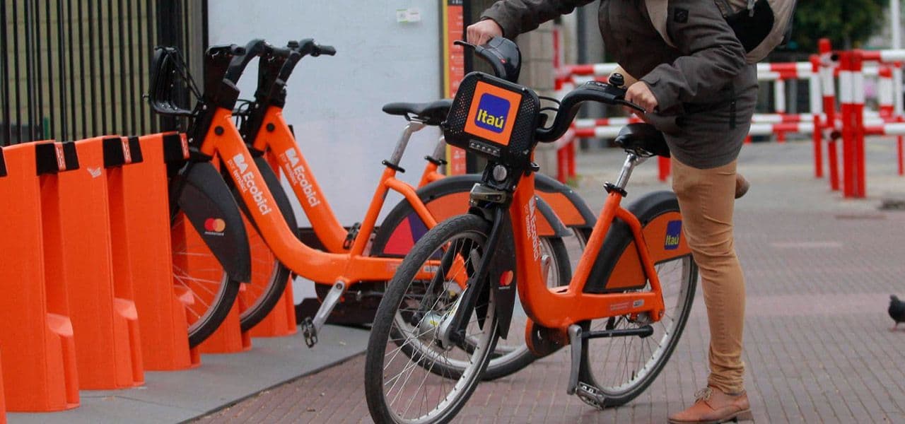 Contextual Dynamic Ads in DOOH - Engaging with users at the right time of the day